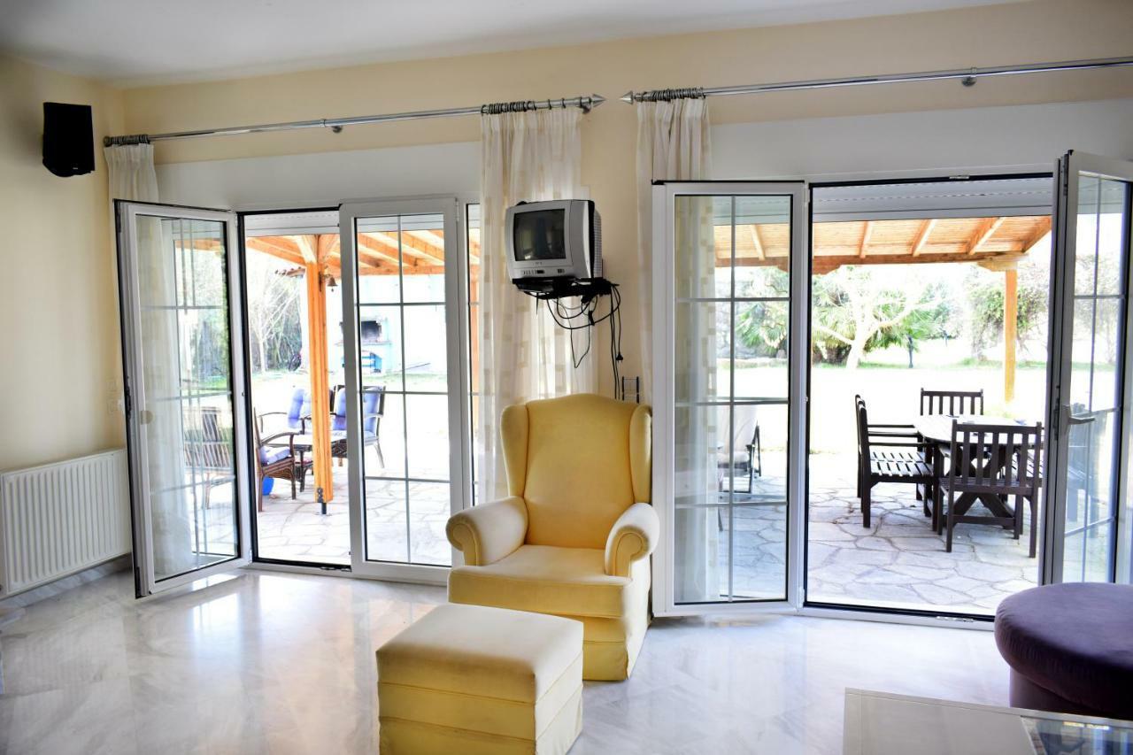 Villa Close To The Beach Ormos Panagias Bagian luar foto
