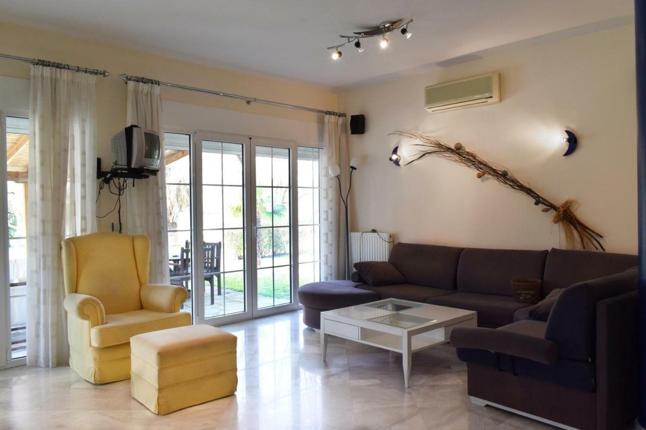 Villa Close To The Beach Ormos Panagias Bagian luar foto